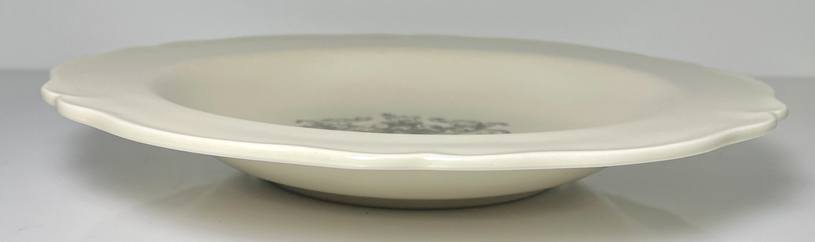 Homer Laughlin Kings Arms Tavern Williamsburg Rim Soup Bowl 10"1