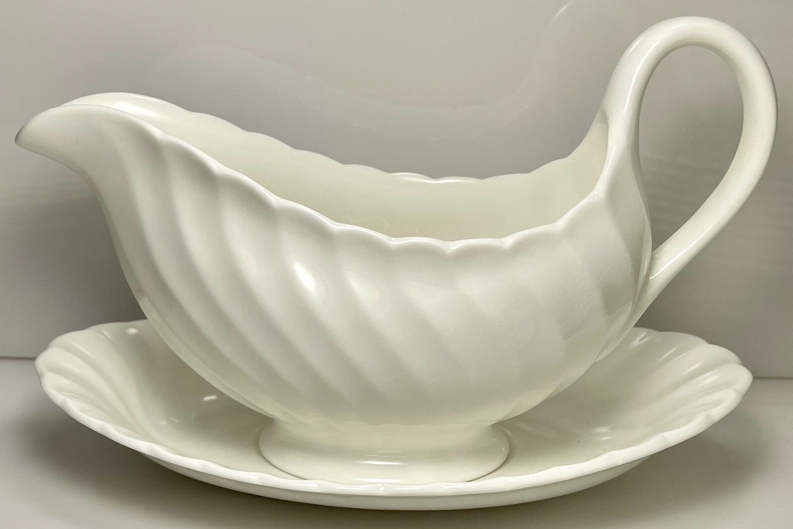 Wedgwood Candlelight Gravy Boat and Underplate1