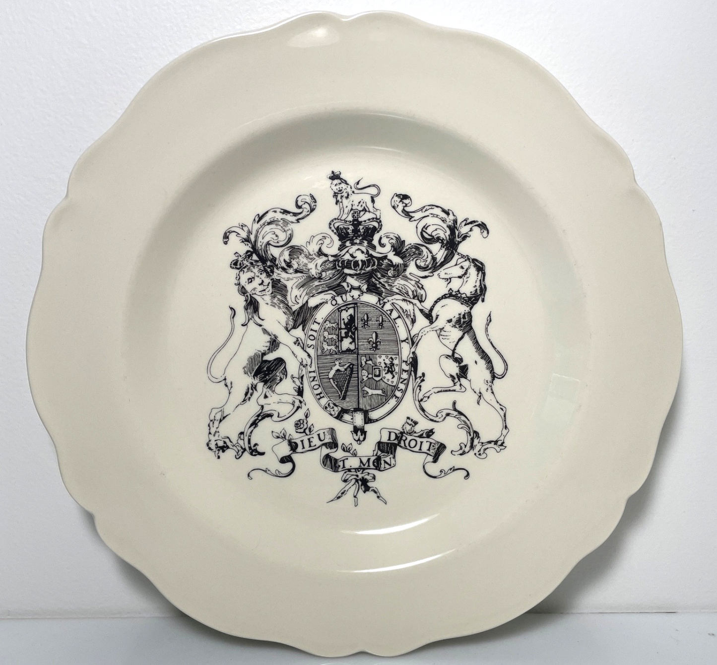 Homer Laughlin Kings Arm Tavern Williamsburg Dinner Plate 9 3/4"0