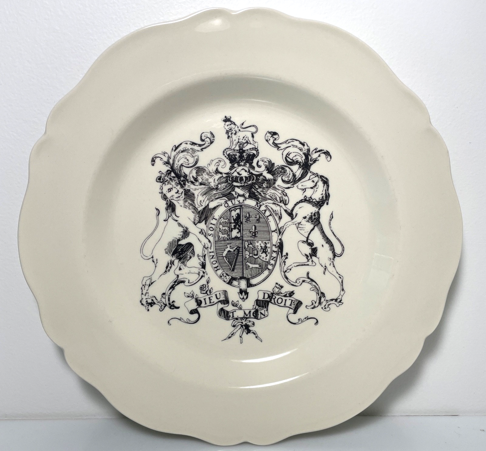 Homer Laughlin Kings Arm Tavern Williamsburg Dinner Plate 9 3/4"0