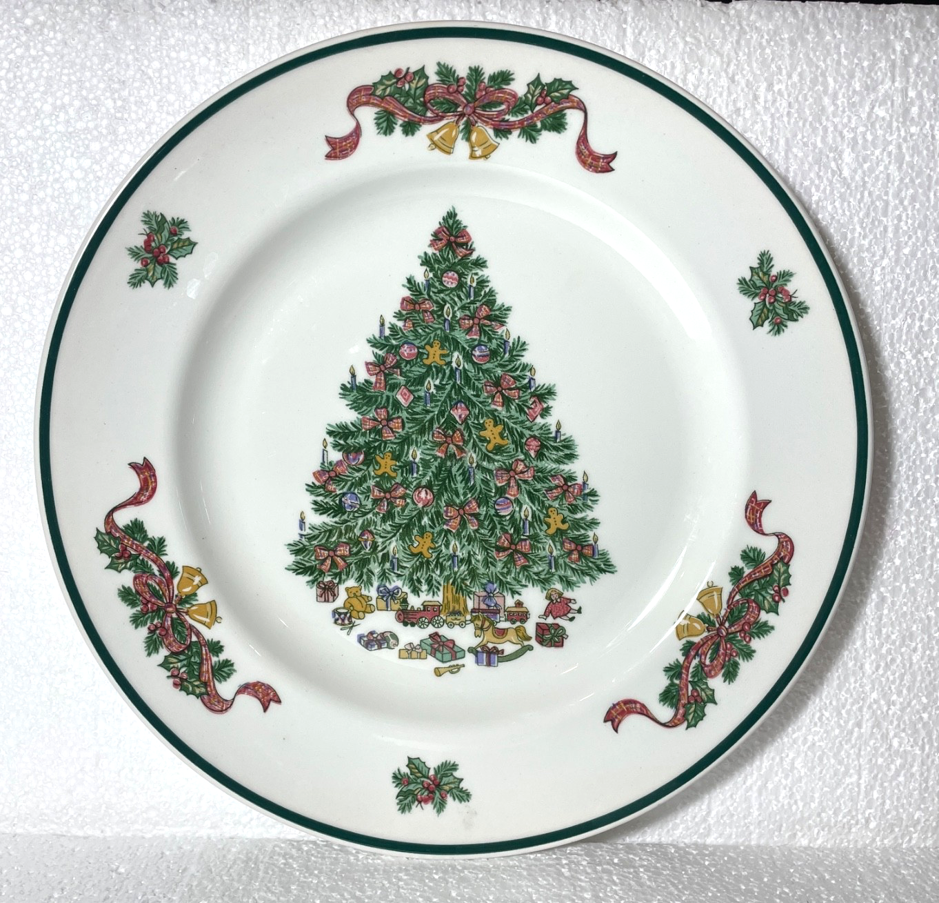 Johnson Brothers Victorian Christmas Dinner Plate 10 1/4"0