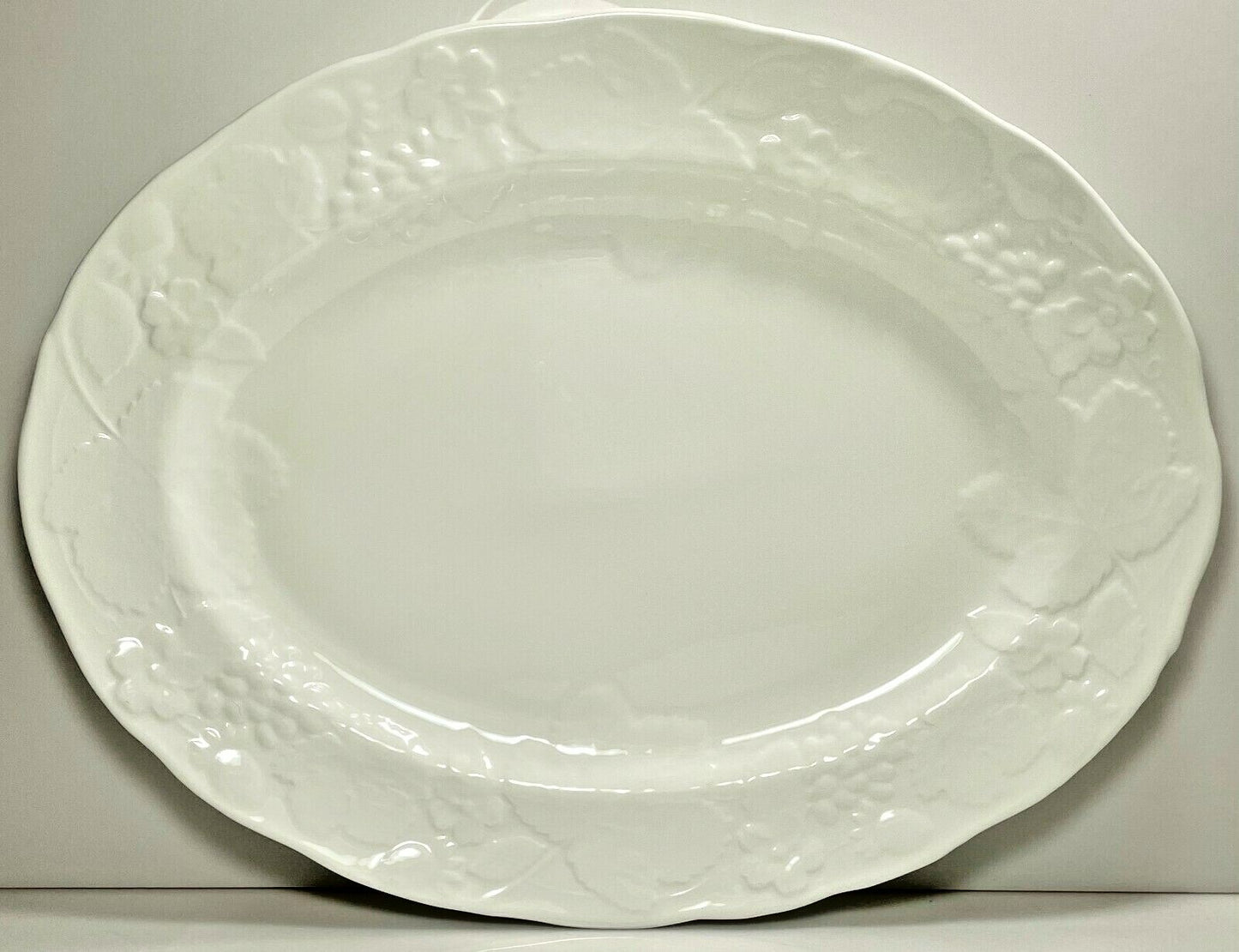 Wedgwood Strawberry and Vine Oval Serving Platter 15 1/4" Made in England0