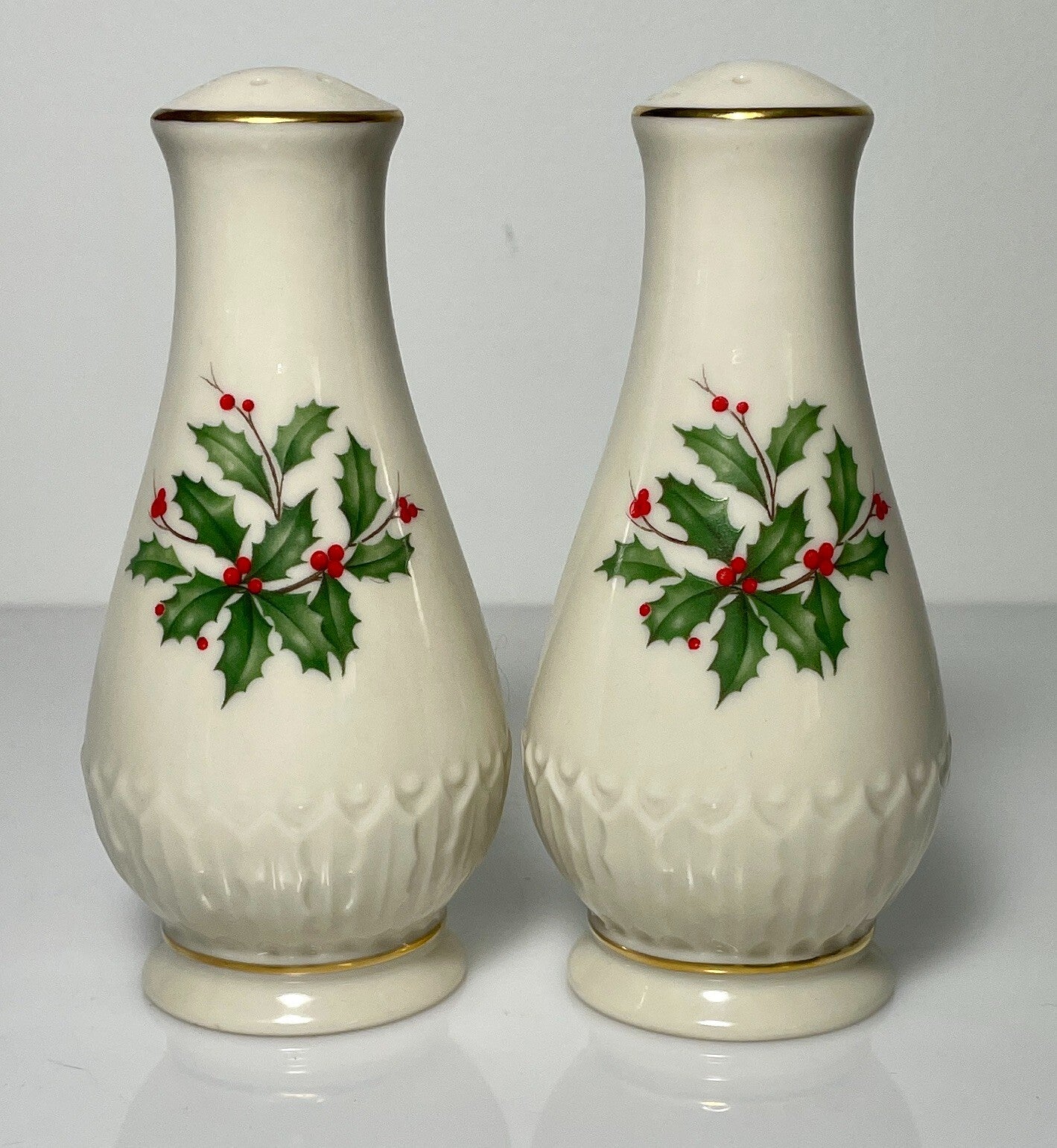 Lenox Holiday Sculpted Salt and Pepper Set 4 1/2"0